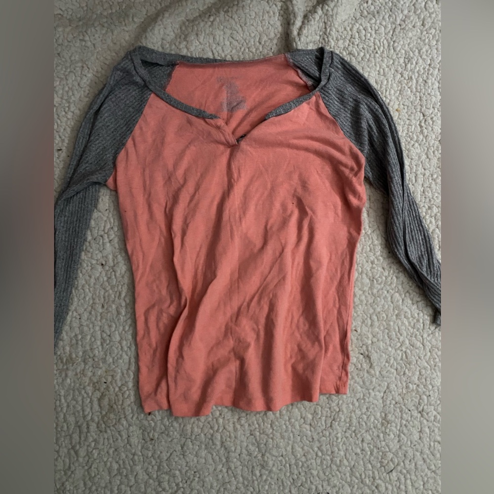 No boundaries v line neck shirt with sleeves size medium